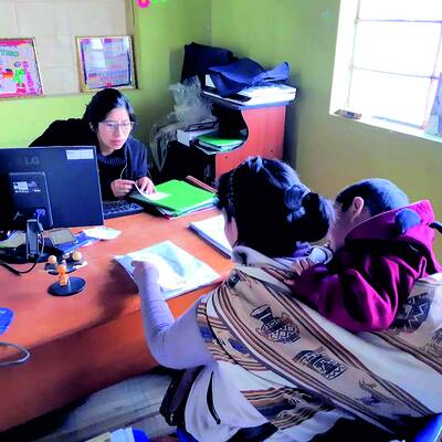 Rechtsanwältin Gabriela mit einer Mutter bei einer Beratung in Cusco.