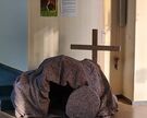 In der Kirche St. Godehard steht eine von neun Stationen „Auf dem Weg zur Auferstehung“: das leere Grab.