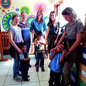 Freiweillige unterstützen die Kinderbetreuung im Frauenhaus in Cusco.