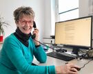 Petra Siebert ist eine von über fünf Freiwilligen, die sich an der Hotline abwechseln.