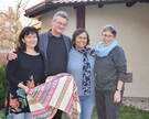 Über eine peruanische Tischdecke als Dankeschön für ihre großzügige Spende freuen sich Carola und Dr. Stephan Kleinjohann mit Rosa Maria Schnepf und Gabi Braun (v.l.). 