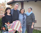 Über eine peruanische Tischdecke als Dankeschön für ihre großzügige Spende freuen sich Carola und Dr. Stephan Kleinjohann mit Rosa Maria Schnepf und Gabi Braun (v.l.).