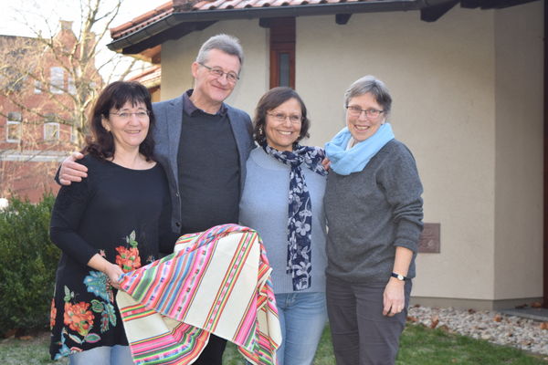 Über eine peruanische Tischdecke als Dankeschön für ihre großzügige Spende freuen sich Carola und Dr. Stephan Kleinjohann mit Rosa Maria Schnepf und Gabi Braun (v.l.). 