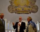 Architekt Prof. Bernd Rokahr (Mitte) freut sich mit Dr. Hiltrud Sürmann, Vorsitzende des Pfarrgemeinderats, und Paul Hüppe vom Kirchenvorstand über das Ergebnis der Renovierung.
