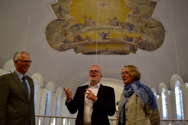 Architekt Prof. Bernd Rokahr (Mitte) freut sich mit Dr. Hiltrud Sürmann, Vorsitzende des Pfarrgemeinderats, und Paul Hüppe vom Kirchenvorstand über das Ergebnis der Renovierung. 