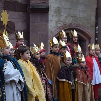 Für ein Foto stellen sich die Sternsinger vor dem Alten Rathaus in Göttingen auf.