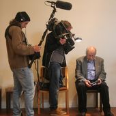 Ein TV-Team filmt die Orgelfernsteuerung in den Händen von Dr. Michael Uhrmacher.