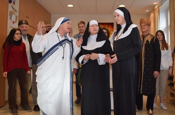 Bei den Proben: Kirsten Zimmermann als Mutter Teresa im Gespräch mit zwei Schwestern.