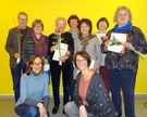 Rosen am Kursende: über neue Seniorenbegleiter_innen freuen sich Maria Weiss von der Caritas und Elke Drebing von der Ev. Familien-Bildungsstätte (vorne, v.l.). Foto: Caritas
