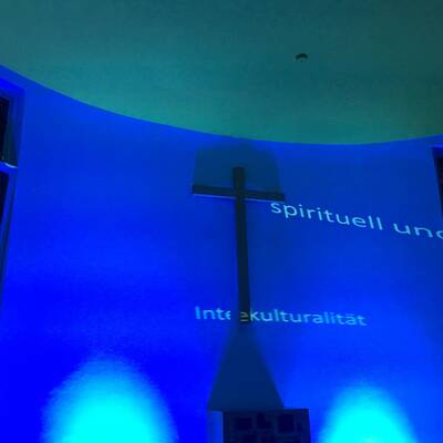 Lichtinstallation in der Kapelle des khg-Wohnheims in Göttingen.