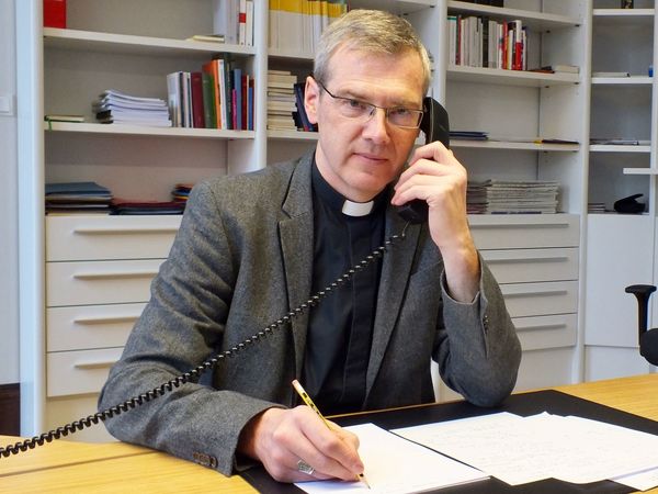 Bischof Dr. Heiner Wilmer SCJ am Lesertelefon der KirchenZeitung im Bistum Hildesheim.