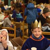 Nach dem Empfang im Alten Rathaus trafen sich die Sternsinger bei Kuchen und Kakao im Gemeindesaal St. Michael.
