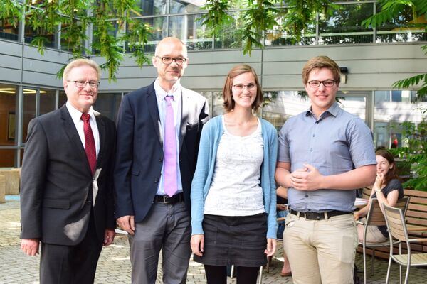 Heiner J. Willen mit Prof. Dr. Bernd Schröder und den Studierenden Tomke Hannemann und Lukas Hille (v.l.n.r.).