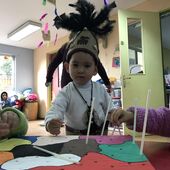 Ein Kind in der traditionellen Tracht der Osterinseln: zum Nationalfeiertag wurden traditionelle Tänze aus verschiedenen Teilen Chiles aufgeführt, die Krippengruppe mit Lina Metz hat „Pascuense“, den Tanz der Osterinseln, aufgeführt.