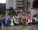 Die Sternsinger aus dem Dekanat Göttingen werden von Bürgermeisterin Helmi Behbehani und Kreisrätin Christel Wemheuer (unten hintere Reihe, von links) empfangen. 