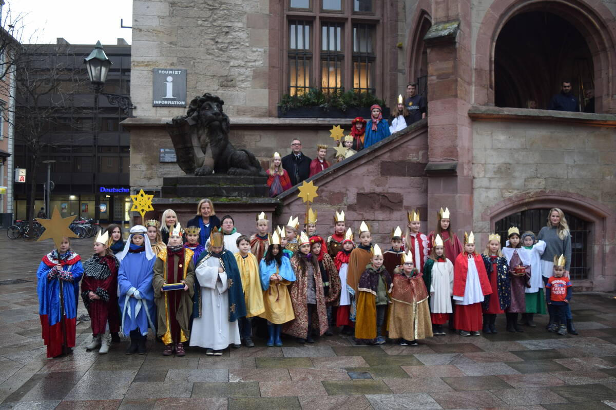 Die Sternsinger aus dem Dekanat Göttingen werden von Bürgermeisterin Helmi Behbehani und Kreisrätin Christel Wemheuer (unten hintere Reihe, von links) empfangen.