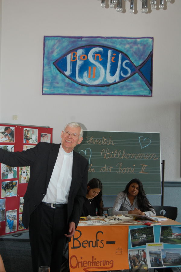 Weihbischof Dr. Nikolaus Schwerdtfeger besucht die Bonifatiusschule II in Göttingen.