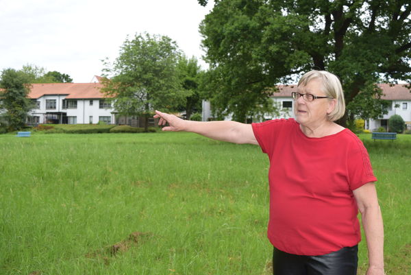 Beatrix Michels zeigt die Wiese in direkter Nähe zur Duderstädter Innenstadt, auf der ein dauerhaftes Labyrinth entstehen soll (siehe „Zur Sache“).