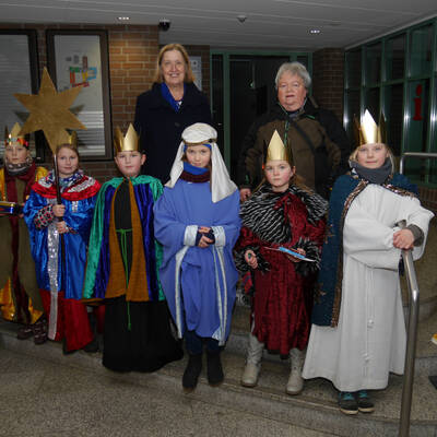 Christel Wemheuer (l.) empfängt die Sternsinger mit Sr. Gisela im Kreishaus.