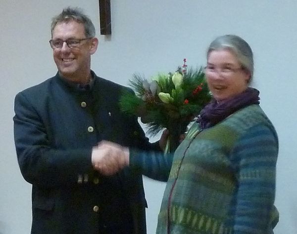 Dr. Corinna Morys-Wortmann gratuliert Dechant Wigbert Schwarze zur Wiederwahl.