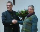 Dr. Corinna Morys-Wortmann gratuliert Dechant Wigbert Schwarze zur Wiederwahl.
