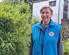 Das Foto zeigt eine Frau in einer blauen Weste der Bahnhofsmission.