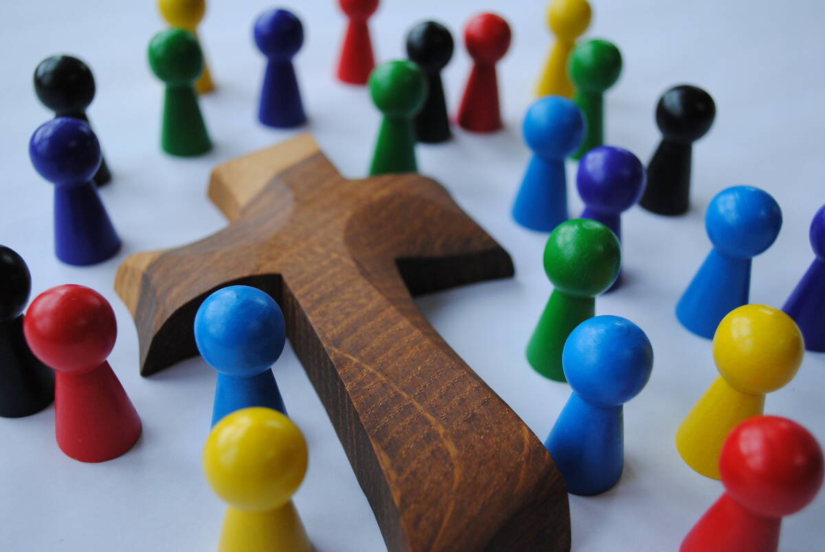 Kreuz inmitten von Spielfiguren