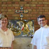 Pfarrsekretärin Waltraud Schmidt und Pater Tomasz Salapata freuen sich über das wiedergefundene Kreuz auf dem Tabernakel.