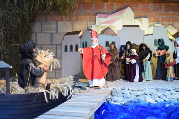 Kornwunder mit dem heiligen Nikolaus in der Advents- und Weihnachts­krippe Sankt Michael