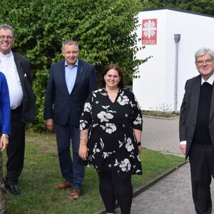 Tauschten sich über die Arbeit der Caritas in Göttingen aus (v.l.): Maria Weiss, Dechant Wigbert Schwarze, Ralf Regenhardt, Kerstin Falkuß, Weihbischof Heinz-Günter Bongartz und Heike Jagemann.
