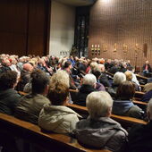 Rund 350 Menschen waren zum Dialog mit Bischof Dr. Heiner Wilmer SCJ in die Kirche St. Heinrich und Kunigunde gekommen.