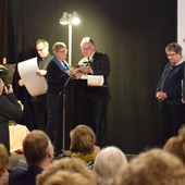 Gabriele Braun vom Vorstand des Edith-Stein-Kreises übergibt eine von Egino Weinert gestaltete  Medaille mit einem Bild Edith Steins an Dr. Robert Buergenthal.