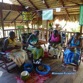 Surinam: aus Kalebassen werden Schalen hergestellt.
