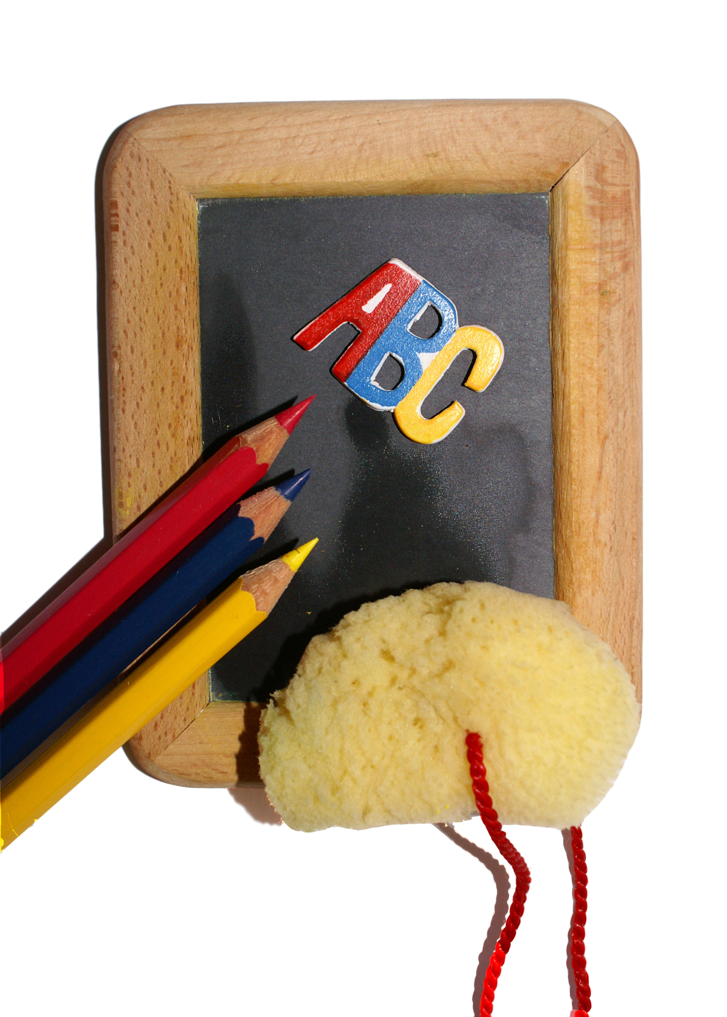 Eine Tafel mit den Buchstaben "ABC", Buntstiften und einem Schwamm.